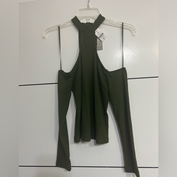 Rumor Boutique Womenβs Olive Green Off the Shoulder Long sleeve - Picture 2 of 5